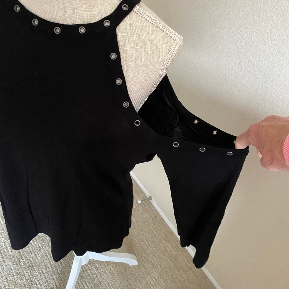 Peep shoulder top